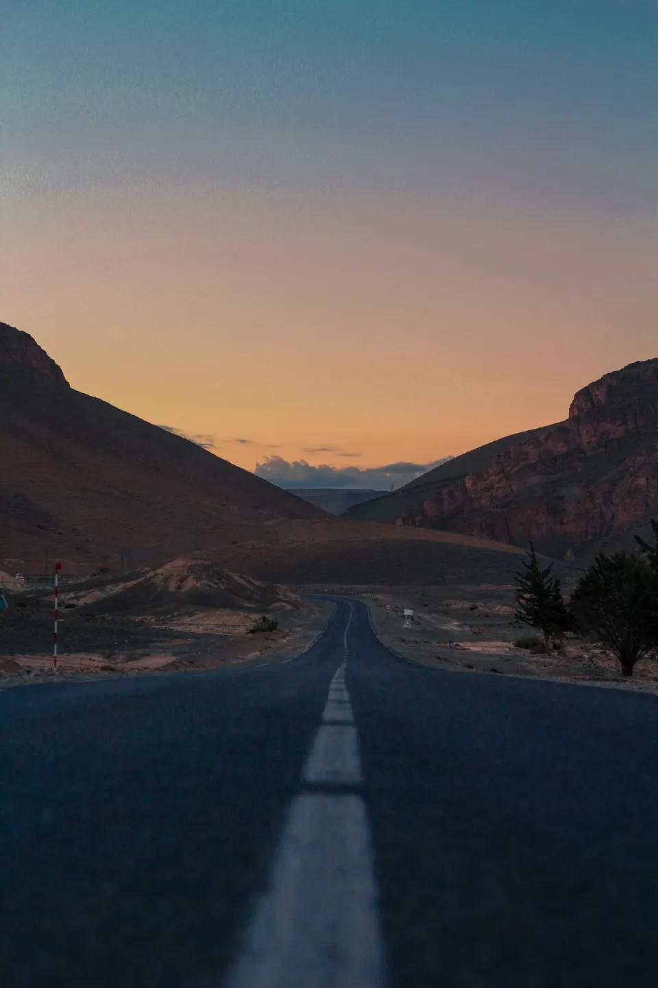 Route en lacets dans l'Atlas